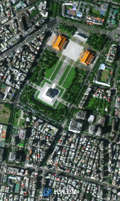 中國全國人大剛通過設立「台灣光復紀念日」，中國官媒隨即在當天公布多張由「吉林一號」衛星拍攝的台灣影像，包含中正紀念堂等地，並宣稱「這些都是中國的」。   圖：翻攝自微博