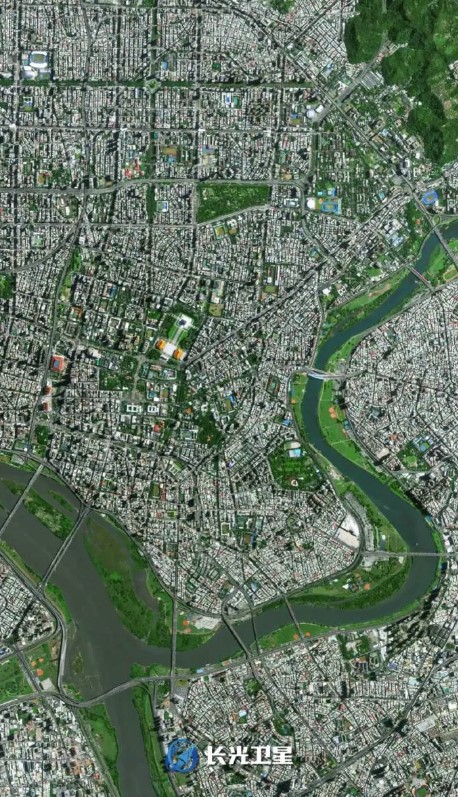 中國全國人大剛通過設立「台灣光復紀念日」，中國官媒隨即在當天公布多張由「吉林一號」衛星拍攝的台灣影像，包含台北市區等地，並宣稱「這些都是中國的」。   圖：翻攝自微博