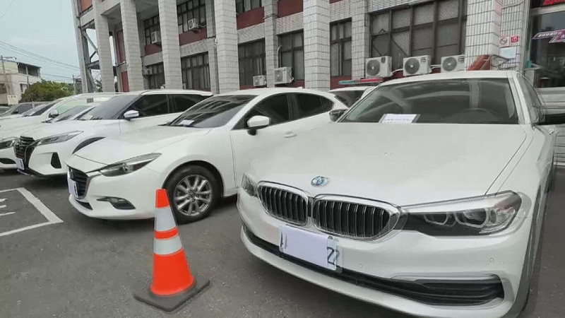 嘉義縣警察局27日召開破案記者會,偵破台南某車行提供「權利車」做為詐團車手交通工具,檢警保全追徵扣押車行20輛車,將蘇姓等犯嫌依法送辦。(警方提供)中央社記者蔡智明傳真 114年10月27日