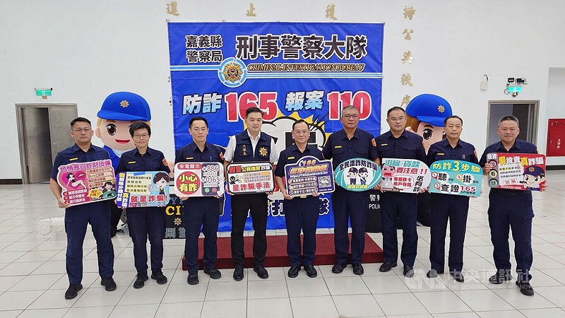 嘉義縣警察局長李權哲(中)27日出席破案記者會指出,近期已有詐騙集團利用普發現金新台幣1萬元消息,寄發假簡訊或提供連結,呼籲民眾小心。中央社記者蔡智明攝 114年10月27日