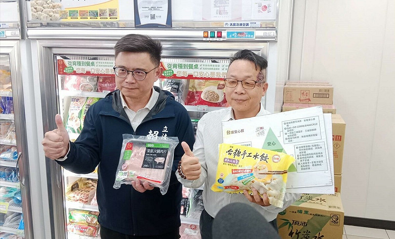 賴瑞隆(左)與台糖人員推介可安心食用的台糖冷凍豬肉。   圖:孫家銘攝