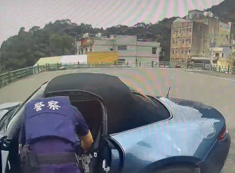 36歲吳姓男子27日駕駛母親名下雙門跑車,到新竹市東前街一間銀樓行搶後逃逸,休假中派出所長發現車輛,火速通報線上警網,在新竹縣北埔鄉五指山一間宮廟前成功攔查,當場逮捕吳男。(警方提供)中央社記者管瑞平傳真 114年10月27日