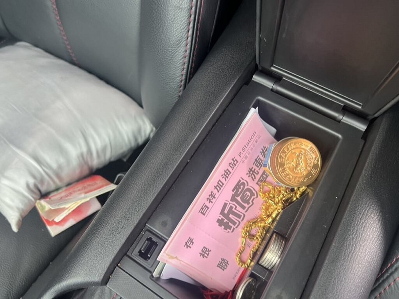 新竹市27日發生銀樓搶案,竹市及竹縣警力跨區合作,於案發後1小時在新竹縣攔查涉案車輛,當場逮捕吳姓男子並查扣贓物金項鍊1條,全案依搶奪罪移送新竹地檢署偵辦。(警方提供)中央社記者管瑞平傳真 114年10月27日