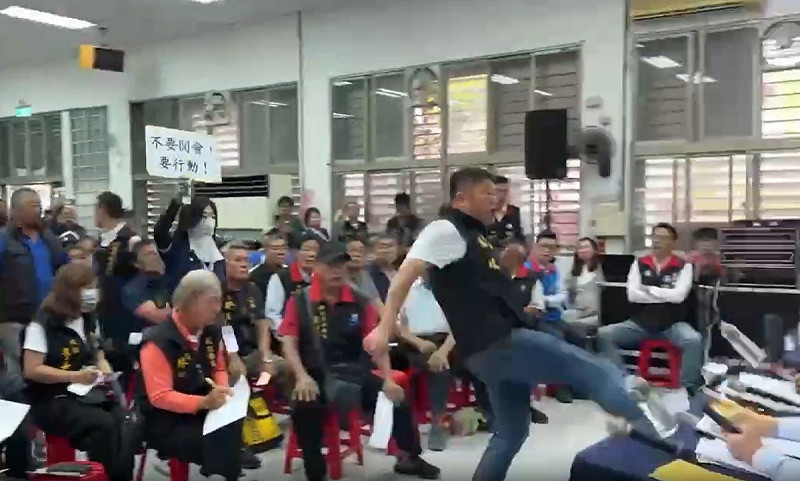 花蓮縣議會議長張峻一腳踹向傅崐萁面前的長桌。   圖:擷取自讀者提供影片