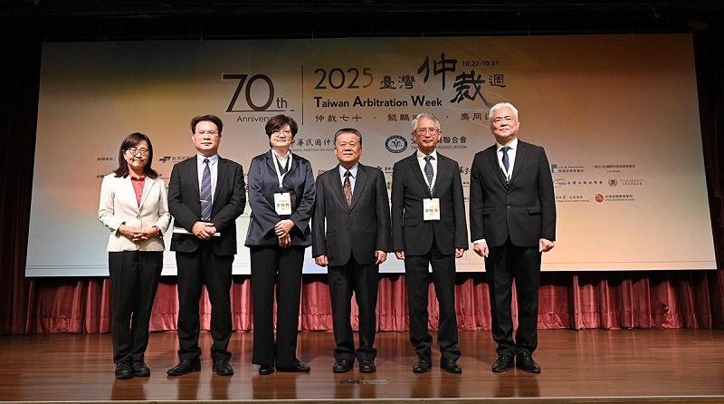 「2025臺灣仲裁週」27日在台北市隆重揭幕,產官學研熱參與。左起:林奕華副市長、黄謀信次長、李玲玲理事長、吳永乾理事長、謝銘洋代理院長、陳為祥副主委。   圖:中華民國仲裁協會提供