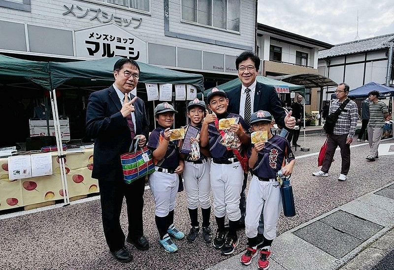黃偉哲請平戶市民試吃台南的美味果乾，大獲好評。   圖：台南市政府提供