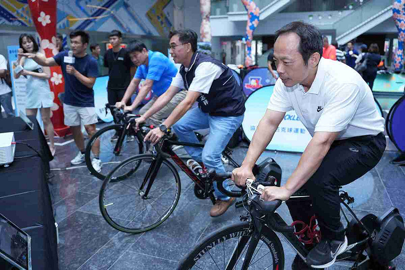 運動局長游志祥與來賓們一同身體力行,展現運動成果。   圖:台中市政府/提供