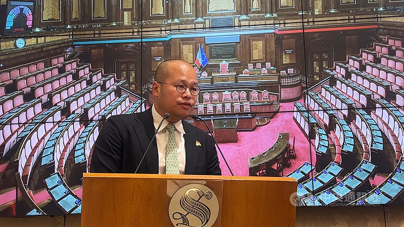 香港媒體大亨黎智英之子黎崇恩27日參加義大利參議院內的記者會,期望義大利政府聲援釋放黎智英。   圖:中央社