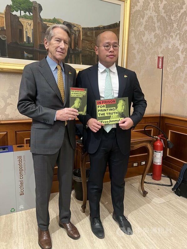 曾任義大利外長的參議員特爾吉(Giulio Terzi)(左)聲援黎智英之子黎崇恩(右),希望中國政府盡快釋放黎智英。中央社記者黃雅詩羅馬攝 114年10月28日