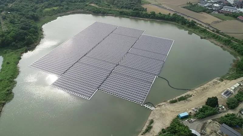 台南烏山頭水庫設置水面浮力式太陽光電板,引發在地藍綠立委互槓。   圖:取自台南市政府官網