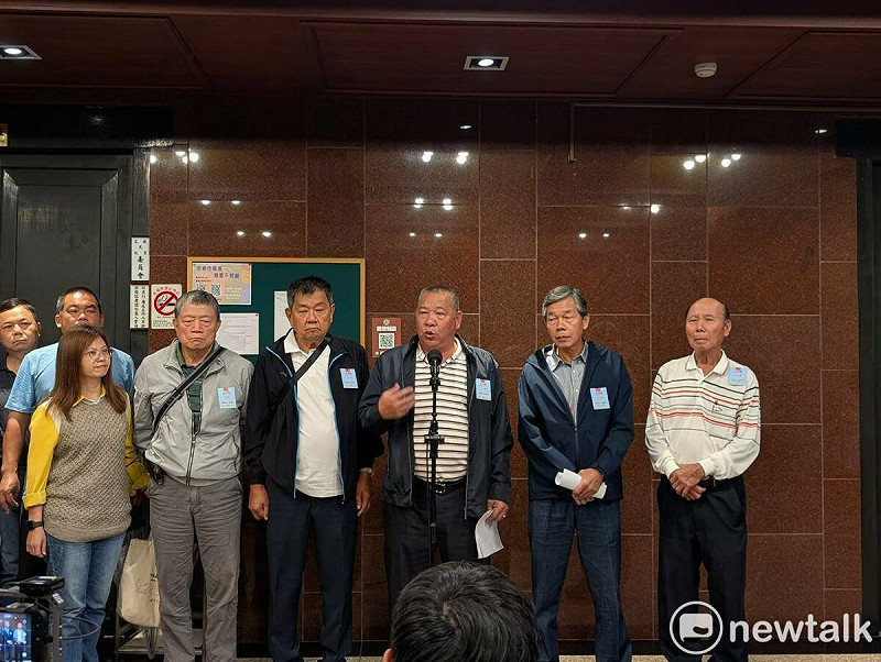 全國養豬協會理事長潘連周今日率團拜會民進黨團,再批台中防疫失職,並呼籲中央補貼飼料救產業。   圖:金大鈞/攝