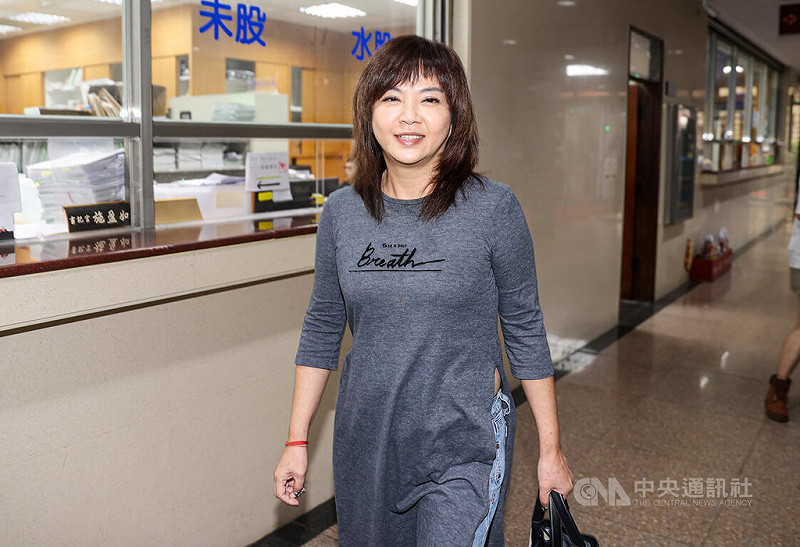 台北地方法院審理京華城及柯文哲政治獻金案，28日以證人身分傳喚尼奧、時樂公司負責人戴利玲（圖）出庭，戴利玲應訊後離開北院。中央社記者鄭清元攝　114年10月28日   