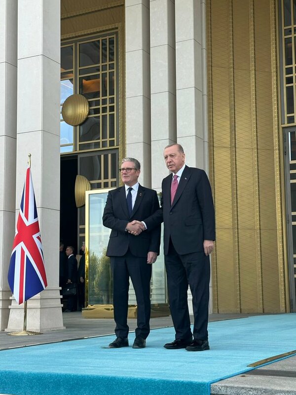 英國首相基爾·斯塔默爵士(左)在安卡拉與土耳其總統雷傑普·塔伊普·艾爾段共同簽署協議時表示,這是「英國工人的勝利、我們國防工業的勝利以及北約安全的勝利」,並強調此舉將「加強北約東南翼防衛,深化雙邊防務合作,並促進兩國經濟成長」。 圖:翻攝自X帳號@teoshengelia29 英國首相基爾·斯塔默爵士(左)在安卡拉與土耳其總統雷傑普·塔伊普·艾爾段共同簽署協議時表示,這是「英國工人的勝利、我們國防工業的勝利以及北約安全的勝利」,並強調此舉將「加強北約東南翼防衛,深化雙邊防務合作,並促進兩國經濟成長」。 圖:翻攝自X帳號@teoshengelia29