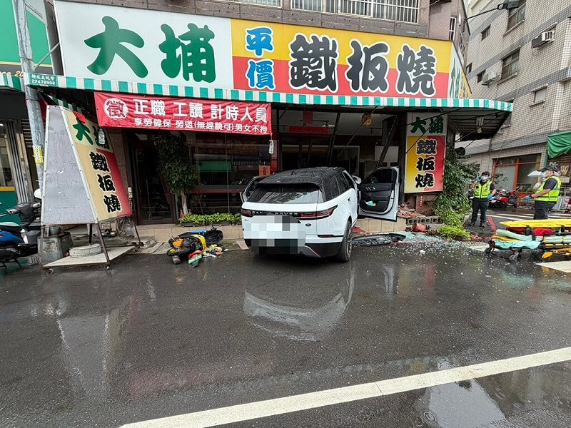 台中市1輛休旅車28日上午在南區高工路不明原因逆向行駛後疑失控撞進鐵板燒店才停住，駕駛當場傷重死亡。（民眾提供）中央社記者郝雪卿傳真  114年10月28日   
