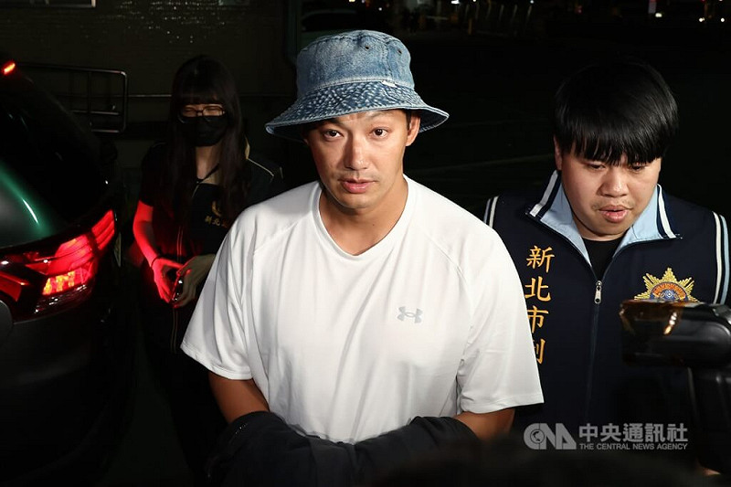 威廉（前）稱遭閃兵案主嫌陳志明勒索恐嚇。（中央社檔案照片）   