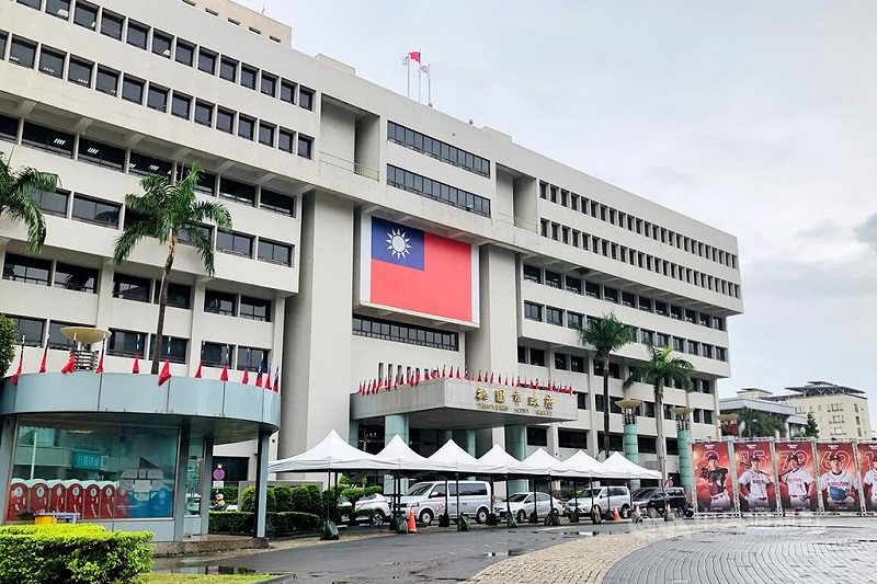 桃園市政府經濟發展局某科長涉嫌收取廠商賄款,經桃園地方檢察署調查後,28日凌晨以新台幣10萬元交保,另有經發局退休秦姓聘用助理和蕭姓、吳姓2業者罪嫌重大且有串證之虞,檢方已向法院聲請羈押禁見。中央社記者吳睿騏桃園攝 114年10月28日