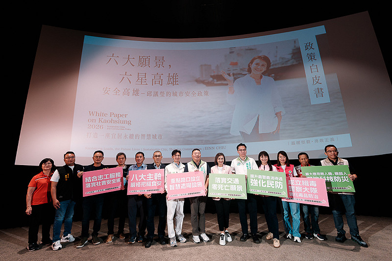 邱議瑩(右六)「六大願景」政策發表會第二場，主張八大主軸嚴格把關食安，並擴大應用無人機、機器人、智慧遮陽傘等科技，以及提升義警義消待遇與結合社區力量共同防毒，讓社會安全網更完善。   圖：邱議瑩競選總部/提供