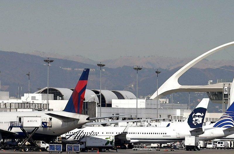 洛杉磯國際機場 (LAX) 傳因空管員缺勤,無法達到安全標準,已啟動「地面延遲」(Ground Delay)措施。   圖:翻攝「X」@upuknews1