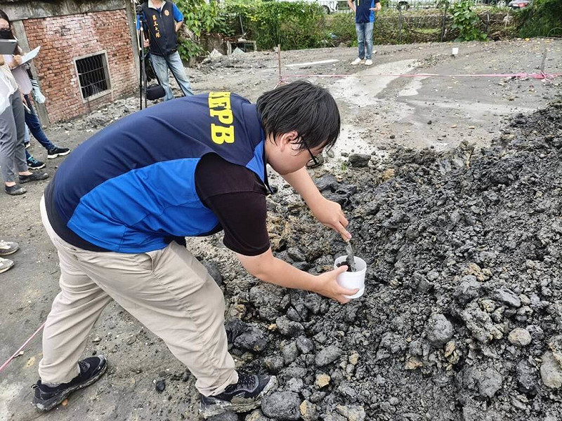 高雄市大寮區山仔頂段農地遭傾倒建築事業廢棄物,高雄地檢署指揮警方組成專案小組偵辦,並會同高雄市政府環境保護局及財政部高雄國稅局辦理聯合稽查。(高雄地檢署提供)中央社記者張已亷傳真 114年10月28日