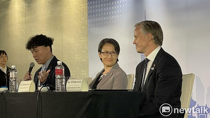 蕭美琴與歐洲議會外交委員會議員柯理和(Rihards Kols)。   圖:高逸帆/攝