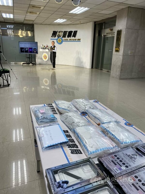 警政署刑事局28日記者會指出,天道盟太陽聯盟成員王姓男子涉嫌勾結馬來西亞毒品集團運毒來台,將海洛因藏於手機包裹內以規避查緝,台馬執法人員破獲,被依違反毒品危害防制條例罪嫌送辦。中央社記者黃麗芸攝 114年10月28日