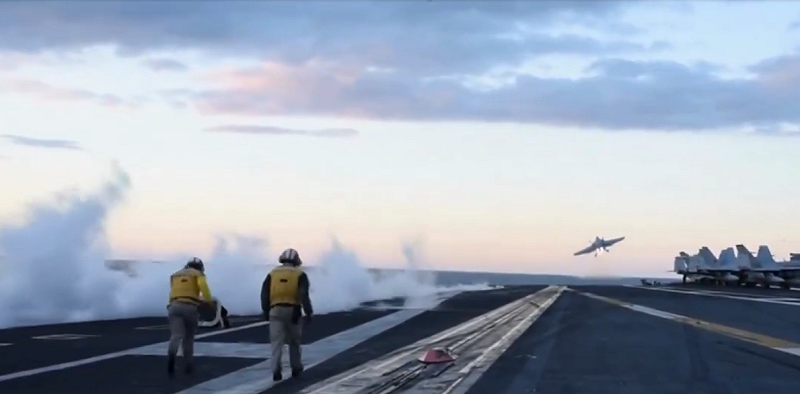 美軍一架艦載戰鬥機與直升機於南海墜毀,人員皆獲救。   圖:翻攝自 X《新唐人新聞直擊 @NTDFIVE》
