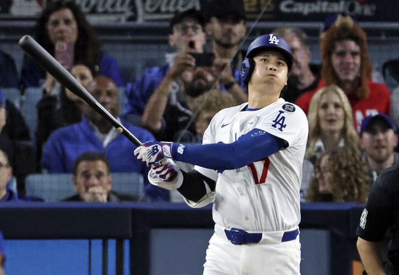 MLB世界大賽第3戰,洛杉磯道奇球星大谷翔平在第7局轟出追平的陽春全壘打。(共同社)