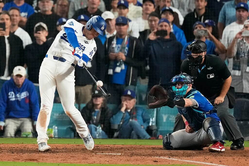 洛杉磯道奇強棒弗利曼(左)27日在世界大賽轟出再見全壘打。(美聯社)