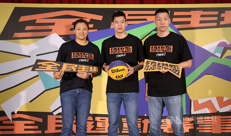 2025總統盃全民運動賽事3x3籃球賽將於11月1、2日在凱達格蘭大道進行總決賽,28日的記者會上,參賽球員之一的富邦勇士助理教練成力煥(右),將力拚總冠軍。中央社記者黎建忠攝 114年10月28日