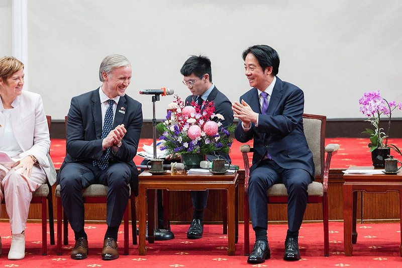 總統賴清德28日下午接見「福爾摩沙俱樂部年會」暨「台歐海底電纜安全合作論壇」與會歐洲外賓。   圖:翻攝「臉書」潘孟安粉絲專頁