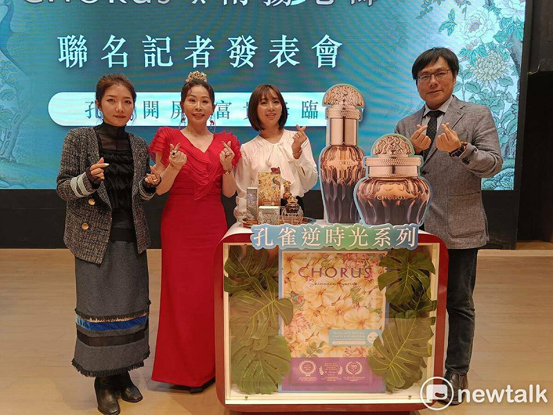 雨揚老師現身台中軟體園區多功能國際演藝廳,與台灣科研保養領導品牌 CHORUS卡若絲共同發表新品《五行逆時光系列》,年逾60的雨揚老師問在場數百名美容業界從業人員,「我的狀況還不錯吧!」獲得滿堂采。   圖:唐復年/攝