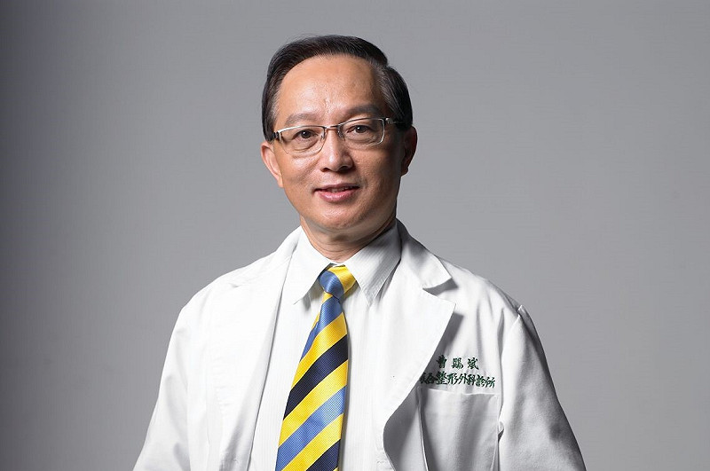 從醫40多年的整形外科名醫曹賜斌,獲中華民國醫師公會全聯會114年度「台灣醫醫療貢獻獎」。   圖:曹賜斌整形外科診所/提供