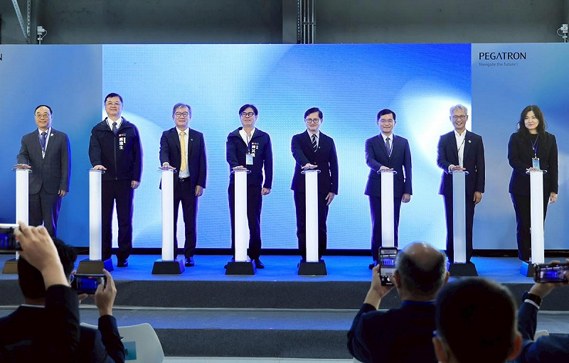 陳其邁(左四)與童子賢(右四)等共同主持和碩聯合科技「亞灣數位轉型研訓基地」啟用儀式。   圖：高雄市政府/提供