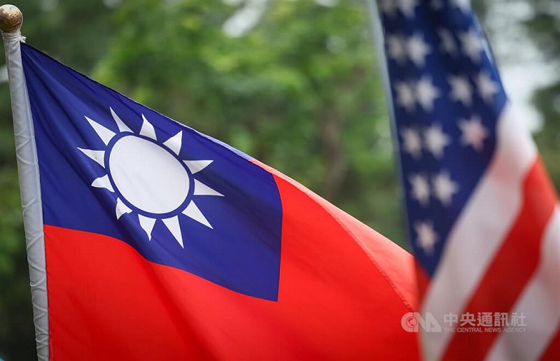 圖為中華民國國旗與美國國旗。(中央社檔案照片)   圖:中央社提供