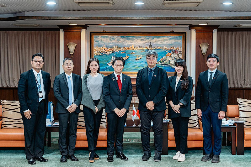 辻本太一(中)偕「和歌山音樂國際交流實行委員會」成員拜會高市府團隊。   圖:高雄市行國處/提供