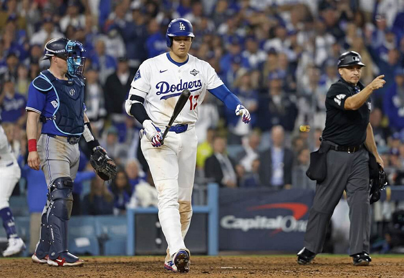 28日世界大賽第3戰,道奇球星大谷翔平(中)前4打席敲2轟、2支二壘打。   圖:(共同社)