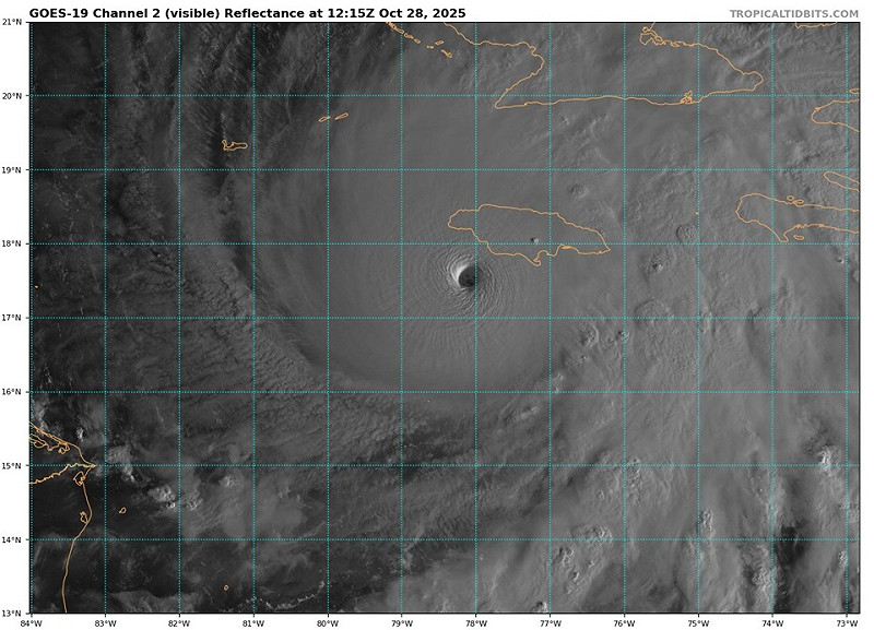 颶風梅麗莎清晰的颱風眼，周圍密雲區有著均勻的極低溫雲頂，已經達到衛星強度判定的最強等級。   圖：取自鄭明典臉書
