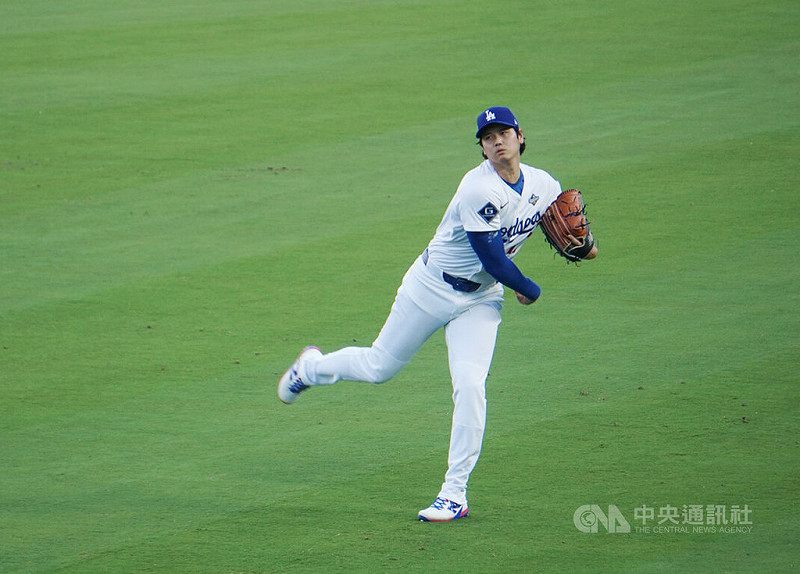 美國職棒世界大賽，道奇球星大谷翔平歷經前一戰18局延長賽之後，隔天28日擔任第4戰先發投手。   圖：中央社