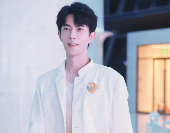 于朦朧上個月11日驚傳墜樓身亡，網友指出案件有許多疑點，懷疑背後另有隱情。   圖：翻攝自于朦朧微博