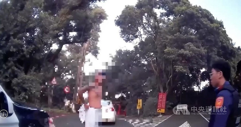 台北圓山大飯店車道附近路樹近日遭人持刀砍損,涉案30歲李姓男子(左)稱因樹枝會影響車輛通行才持刀砍樹,警方依涉違反社會秩序維護法送辦。(翻攝照片)中央社記者黃麗芸傳真 114年10月29日