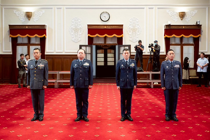 梁庭蔚(左一)、李振華(左二)、胡志華(右二)、羅偉中(右一)晉任少將。 圖:總統府提供   梁庭蔚(左一)、李振華(左二)、胡志華(右二)、羅偉中(右一)晉任少將。 圖:總統府提供