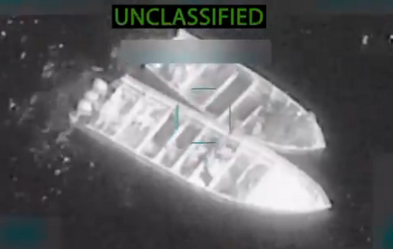 美國軍方27日在墨西哥阿卡普科(Acapulco)西南約400海里處、東太平洋國際水域發動3波連環攻擊,摧毀4艘涉嫌販運毒品的船隻,擊殺14名疑似「毒梟恐怖分子」。   圖:翻攝「X」@SecWar