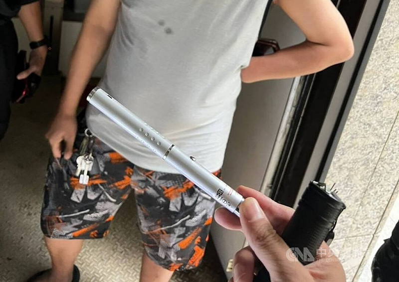 新北市淡水區日前發生淡海輕軌列車駕駛室遭人以雷射筆照射案件，淡水警方循線查獲涉案的蔡姓男子，並起出犯案用雷射筆。（翻攝照片）中央社記者王鴻國傳真　114年10月29日   