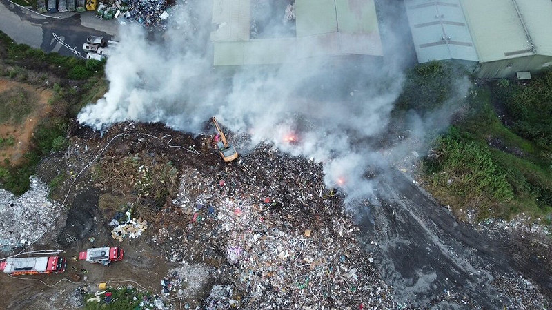 苗栗市西山垃圾場近年多次發生火警，29日清晨又起火燃燒，消防隊出動人車到場控制火勢，燃燒範圍約1000平方公尺，苗栗市公所盼垃圾場活化計畫能加速推動。（苗栗縣消防局提供）中央社記者管瑞平傳真　114年10月29日   