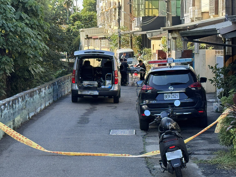 台中市大雅警分局29日接獲民眾報案,指潭子區潭富路一處水溝內有棄嬰,全身裸露,警方到場時,男嬰已經死亡,確切死因待司法相驗後判定。(民眾提供)中央社記者趙麗妍傳真 114年10月29日
