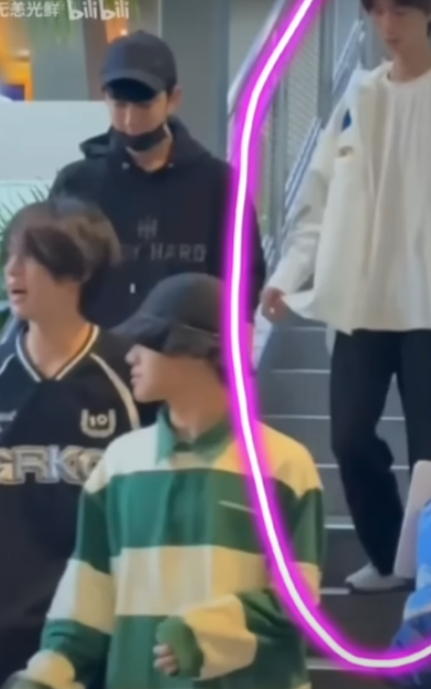 網路流傳著一張于朦朧和幾個人下樓梯的照片，其中照片裡的白衣男子不管是身形、長相和體型都和于朦朧非常相似，但那張平凡的照片卻被檢舉違規，之後馬上就有消息傳出，該名白衣男子疑似就是于朦朧墜樓現場的替身。   圖：翻攝自網路