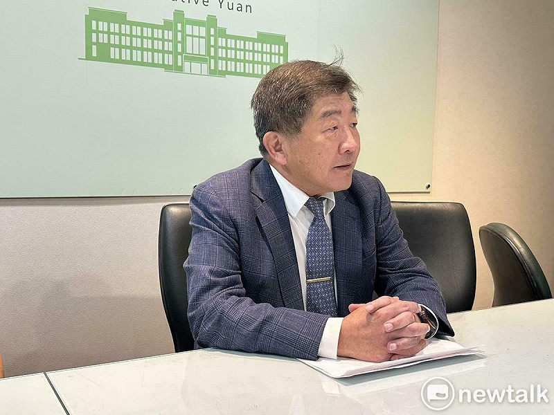 行政院會明（30）天將拍板「跨國勞動力精進方案」，擬明年開放旅宿業、港口碼頭裝卸引進外籍移工。行政院政務委員陳時中今（29）日下午在記者室進行背景說明。   圖：謝莉慧/攝