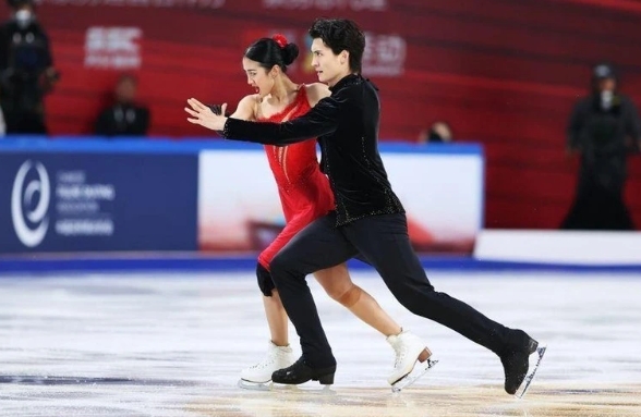 中國選手任俊霏/邢珈甯在花式滑冰的自由舞表演。   圖 : 翻攝自澎派新聞
