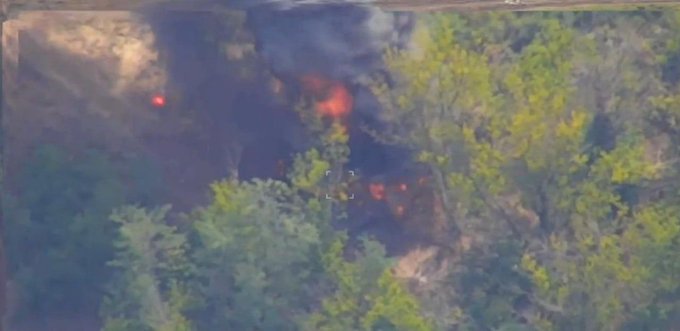 烏軍透過偵查無人機,發現隱藏在森林中的俄軍 T-62M 坦克,隨後使用 FPV 無人機將其炸毀。   圖:翻攝自 @NSTRIKE01 X 帳號
