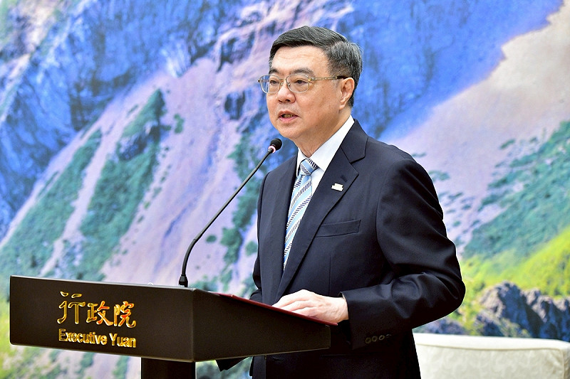 行政院長卓榮泰今（29）天下午接見「第34屆國家磐石獎暨第27屆海外台商磐石獎得獎企業」時，提及「跨國勞動力精進方案」。   圖：行政院提供